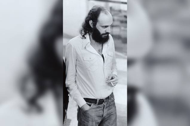 Aldir Blanc fumando cigarro, em 1979