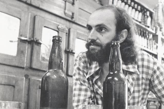 Aldir Blanc tomando cerveja em um bar, em 1976