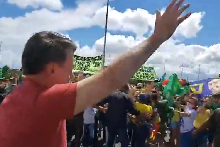 Em meio à quarentena, Bolsonaro aparece em manifestação em Brasília (19/04/2020)