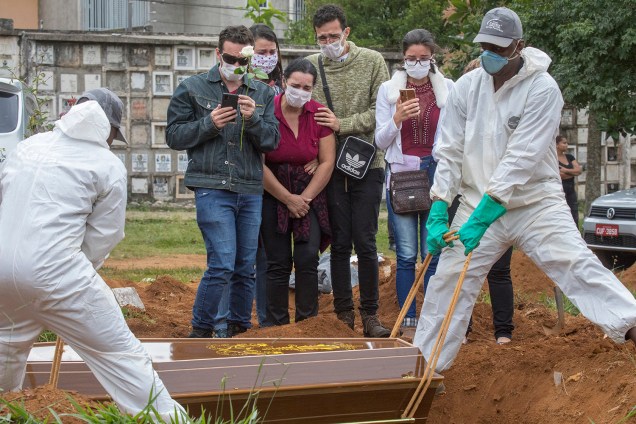'Era minha a vida': Geovana Domingues durante o enterro de sua avó, Wilma Basseti, 76 anos, vítima do coronavírus, no Cemitério Vila Formosa, em São Paulo