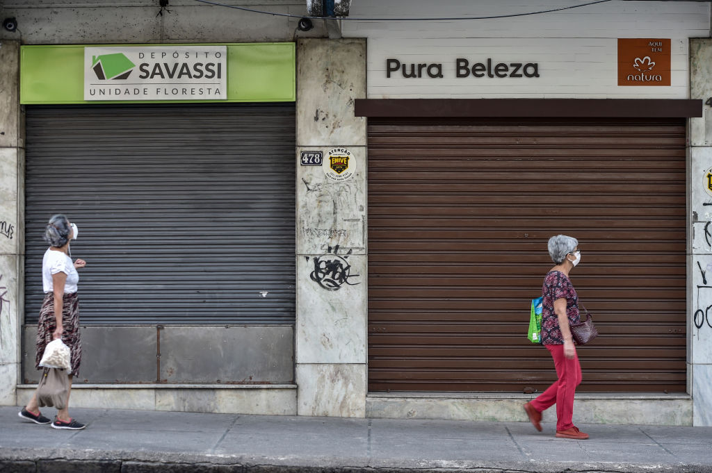 Pessoas andando pelo comércio fechado no bairro Floresta, em Belo Horizonte - 05/04/2020