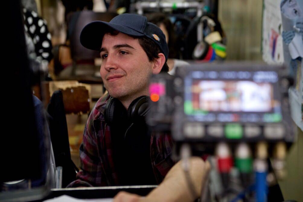 O diretor e roteirista Bruno Garotti no set de filmagens de 'Ricos de Amor' novo filme da Netflix