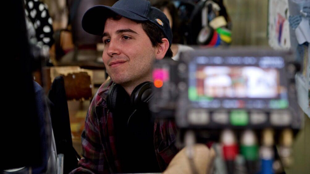O diretor e roteirista Bruno Garotti no set de filmagens de 'Ricos de Amor' novo filme da Netflix