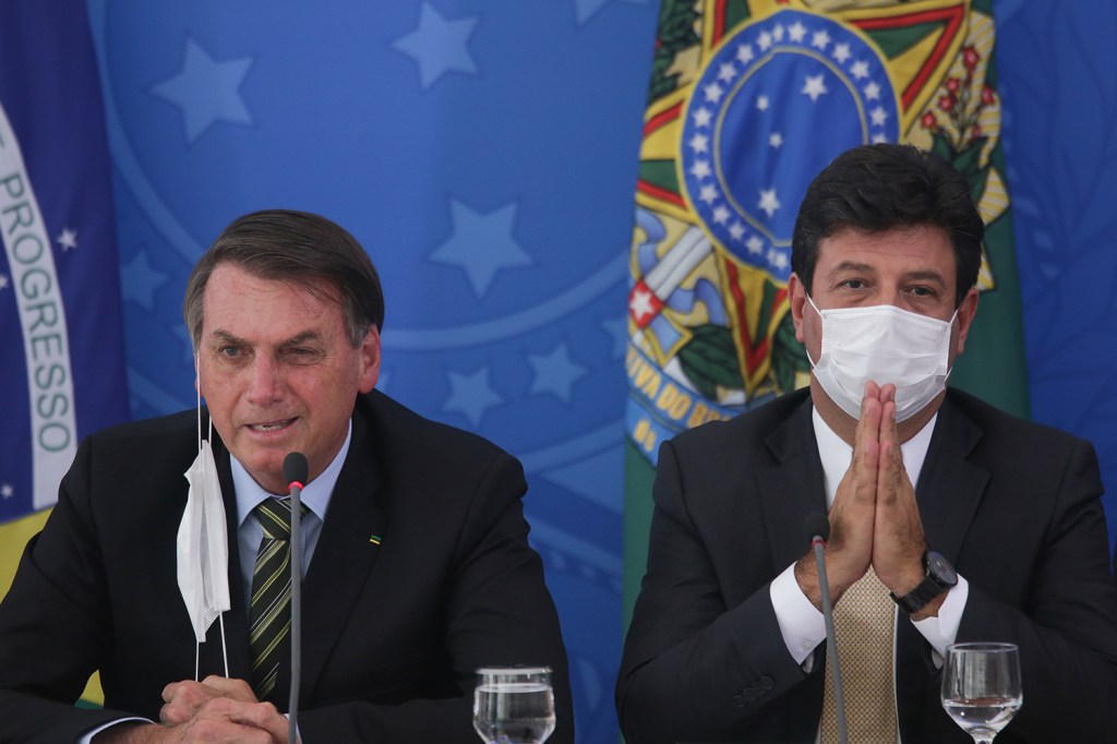 O presidente Jair Bolsonaro e o Ministro da Saúde, Luiz Henrique Mandetta, estão travando uma batalha em meio à guerra contra o coronavírus