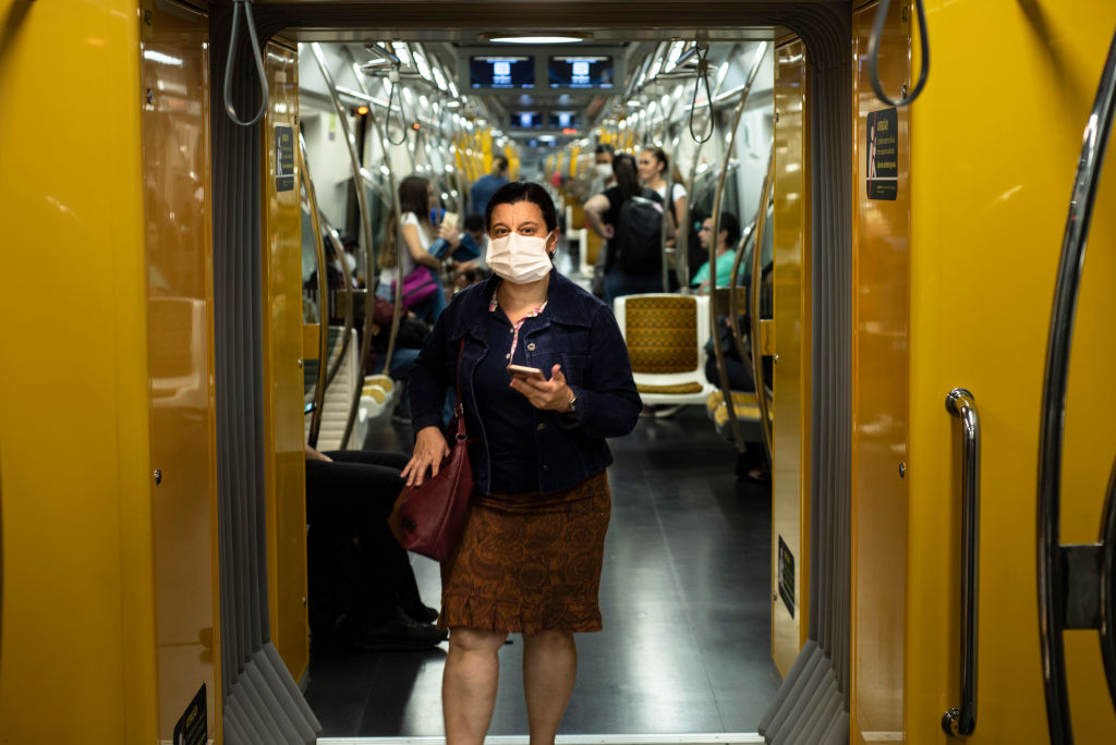 Coronavírus: mulher usa metrô no primeiro dia oficial da quarentena em São Paulo (24/03/2020)