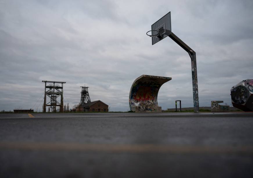 29 March 2020, North Rhine-Westphalia, Dortmund: The play and sports field with a basketball hoop at the Gneisenau district park, behind which the former winding towers of the coal mine of the same name can be seen, is deserted. To contain the coronavirus, NRW has banned all accumulations of three or more people in public. Photo: Bernd Thissen/dpa (Photo by Bernd Thissen/picture alliance via Getty Images)