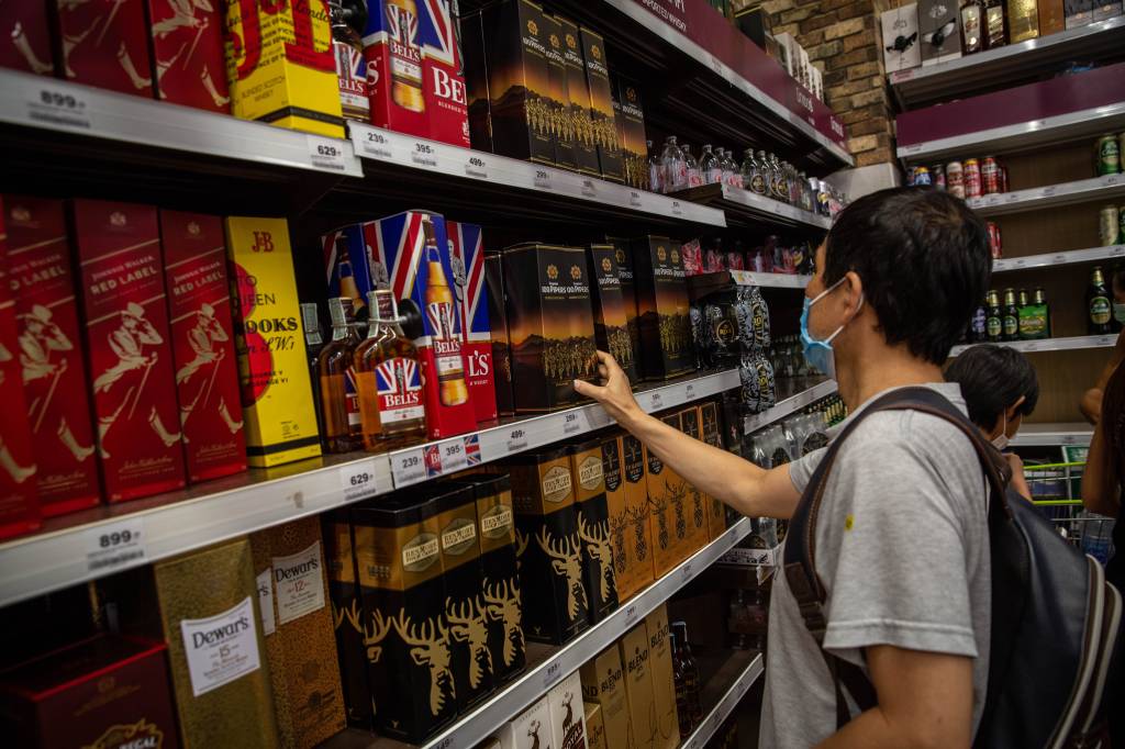 Venda ilegal de bebidas alcoólicas gera rombo bilionário no Brasil