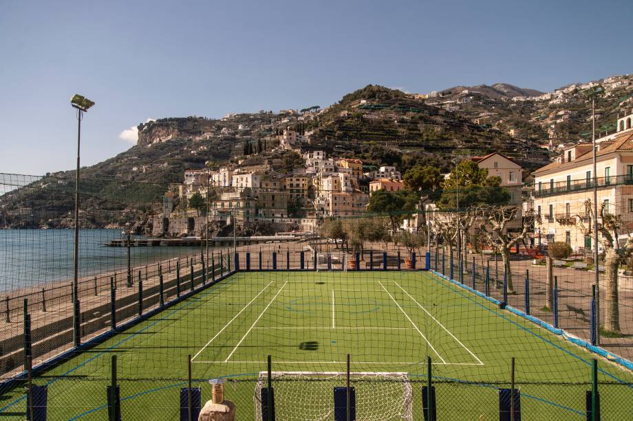 Quadra poliesportiva vazia na cidade de Minori, na Itália