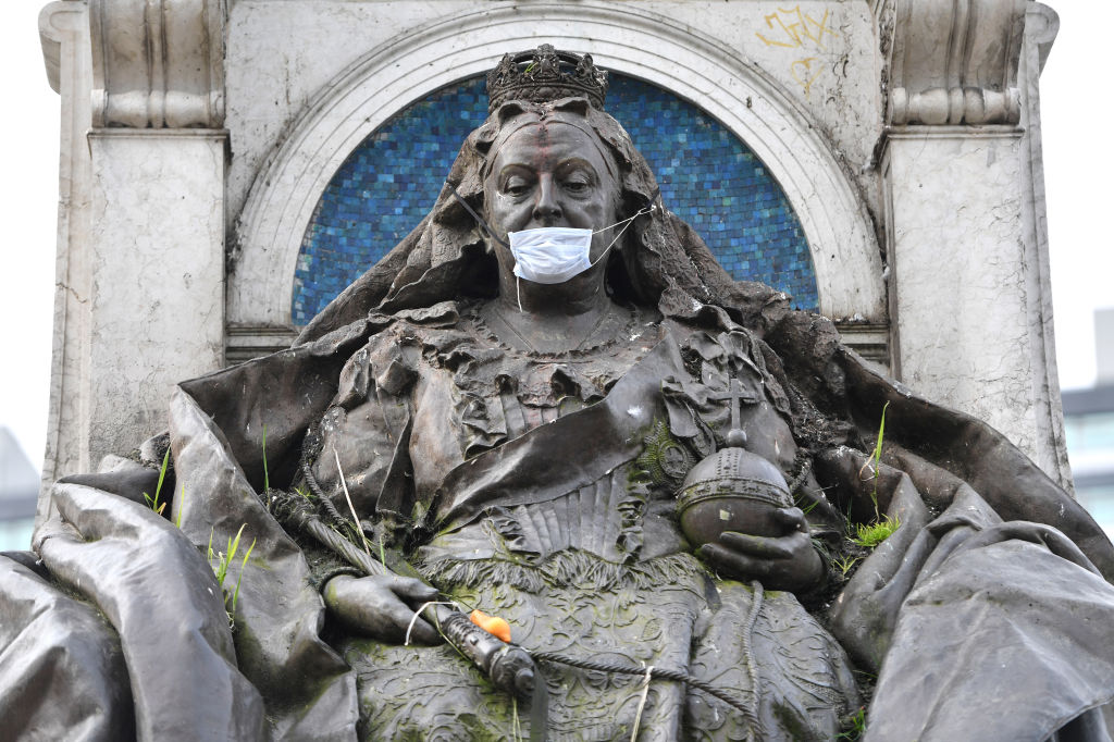 Tempos de coronavírus: Estátua da Rainha Vitória é vestida com máscara de proteção em Manchester, Inglaterra (19/03/2020)