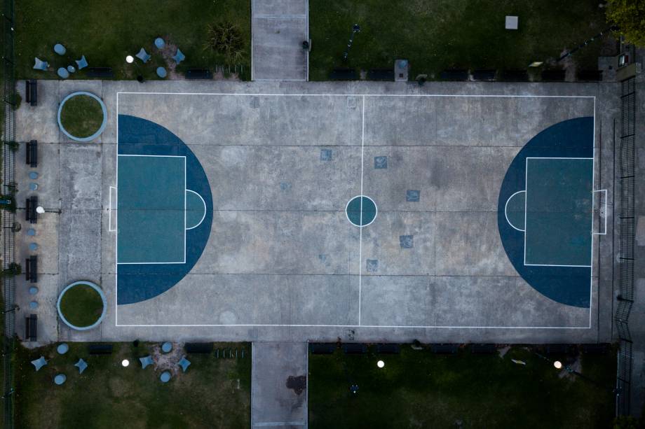 Vista área de uma quadra de futsal vazia em Buenos Aires, na Argentina.