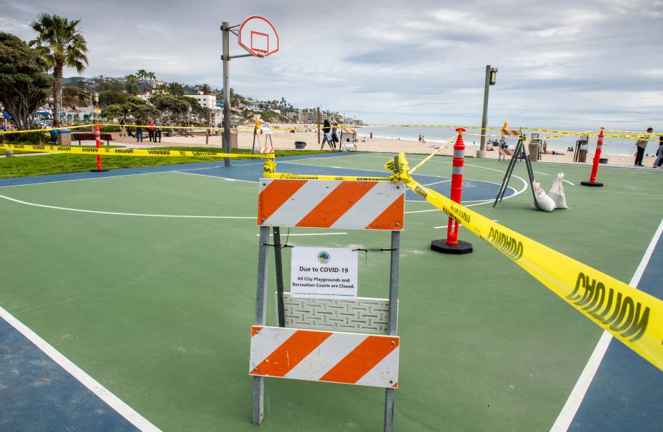 Quadra de basquete na praia de Laguna Beach, na Califórnia, foi fechada