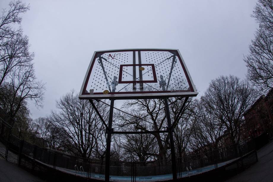 Cesta arrancada de quadra na Praça Tompkims, na cidade de Nova York, nos  Estados Unidos