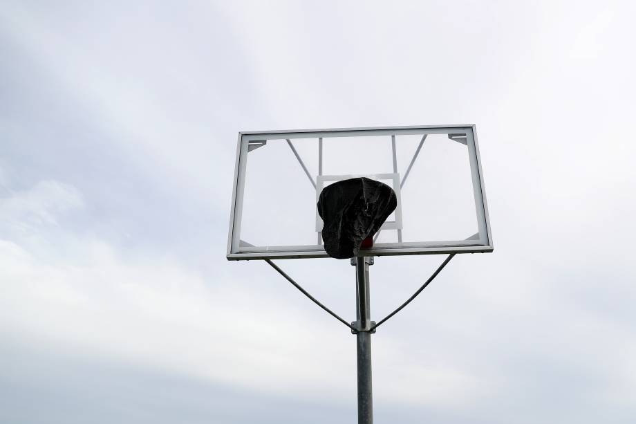 Cesta de basquete coberta em um parque de Westlake Village, na Califórnia