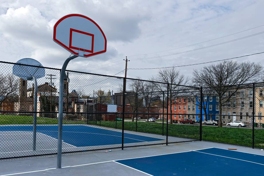 Cesta de basquete removida em East Baltimore, Maryland, nos Estados Unidos, em 1º de abril.  Um dia antes, o governador de estado, Larry Hogan, emitiu uma ordem de isolamento no combate ao coronavírus. Os residentes podem apenas praticar exercícios ao ar livre como caminhada, corrida ou bicicleta, mas em grupos de no máximo 10 pessoas, de acordo com a diretiva