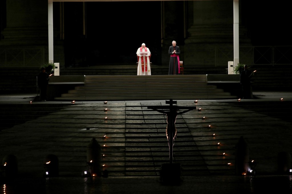 Papa Francisco celebrou a Via Crucis na Praça São Pedro, no Vaticano, que estava fechada