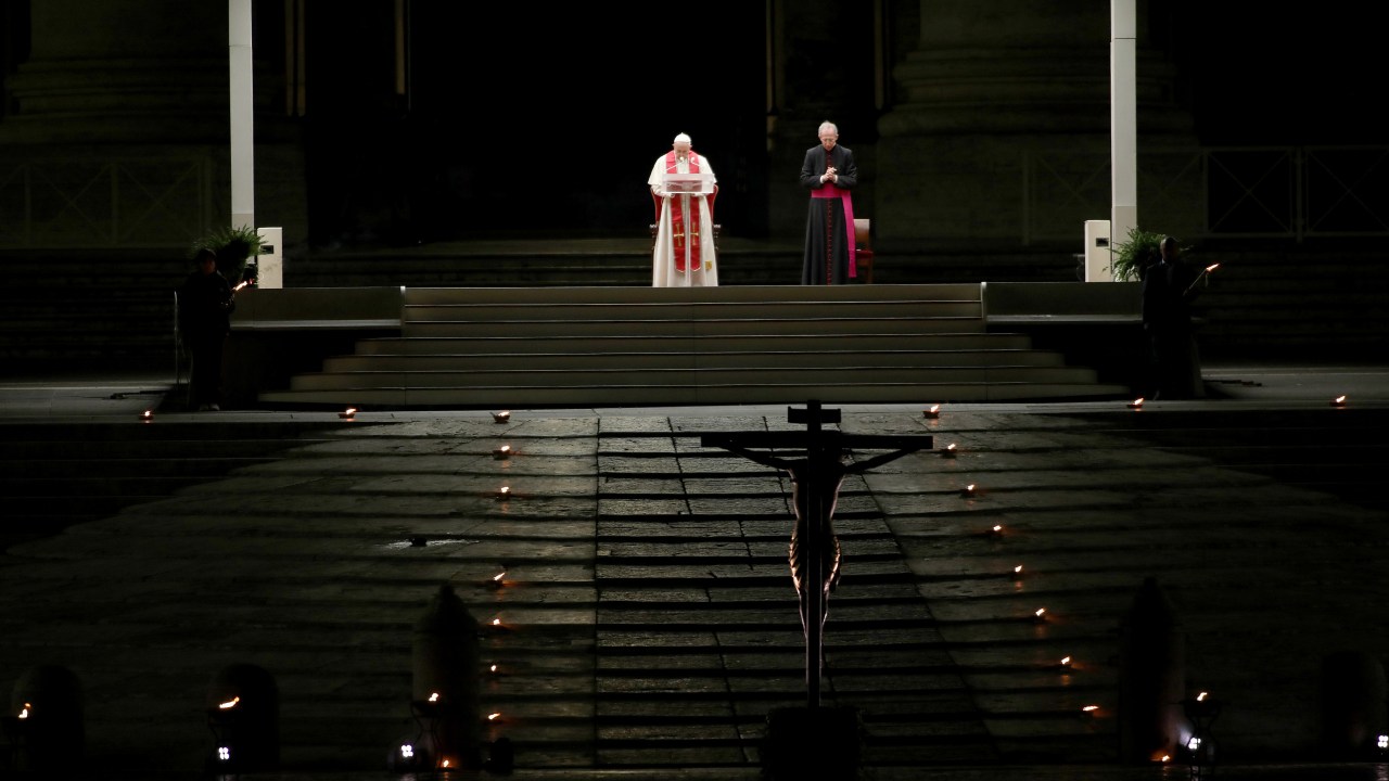 Papa Francisco celebrou a Via Crucis na Praça São Pedro, no Vaticano, que estava fechada