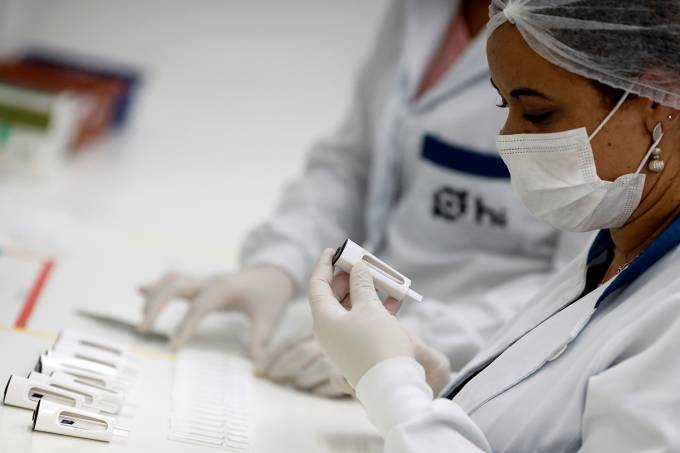coronavírus-An employee of Brazilian health equipment startup Hi Technologies, works in a batch of tests to diagnose the coronavirus disease (COVID-19), at their laboratory in Curitiba
