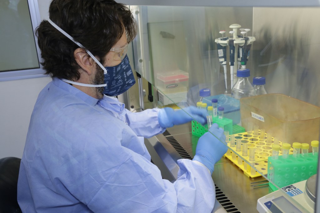 Centro de produção de Bio-Manguinhos, na Fiocruz: previsão de entrega de 100,4 milhões de doses da vacina contra Covid-19 no primeiro semestre