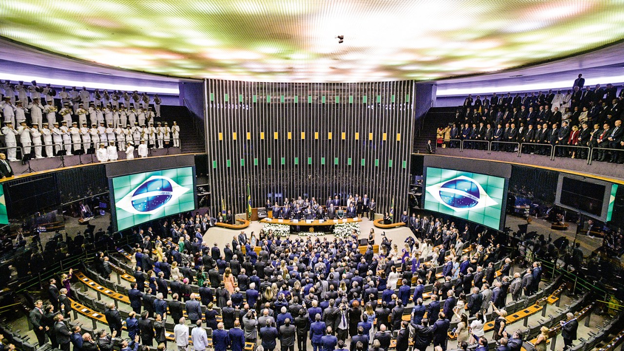 JOGO DE CENA - Congresso: parlamentares chegaram a propor um corte nos próprios vencimentos, mas ficou nisso