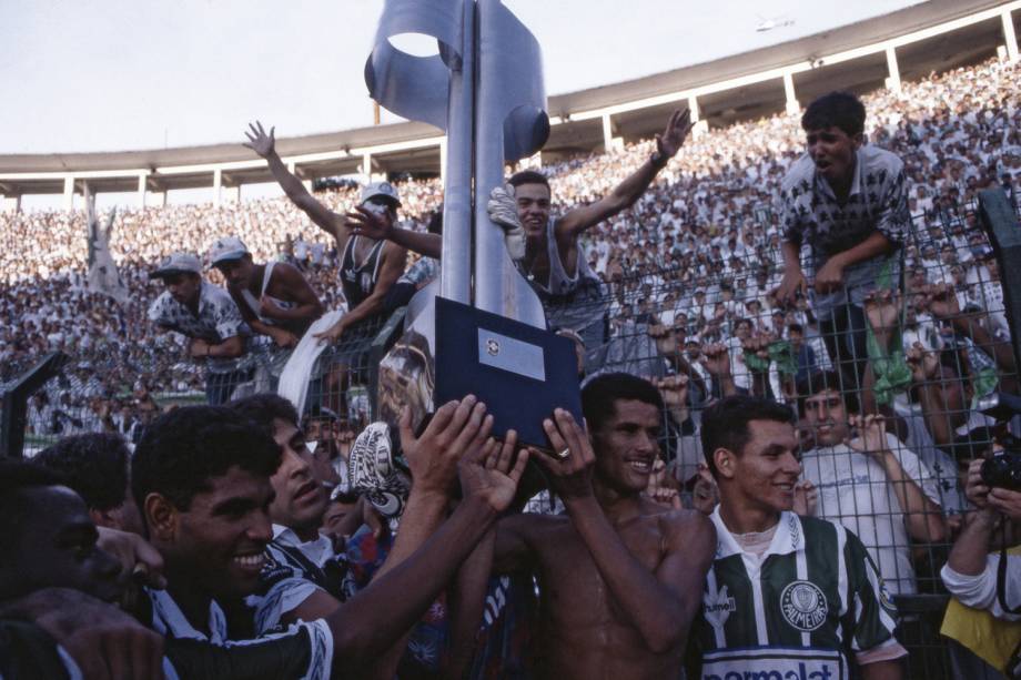 Jogadores do Palmeiras comemorando a conquista do Campeonato Brasileiro de 1994