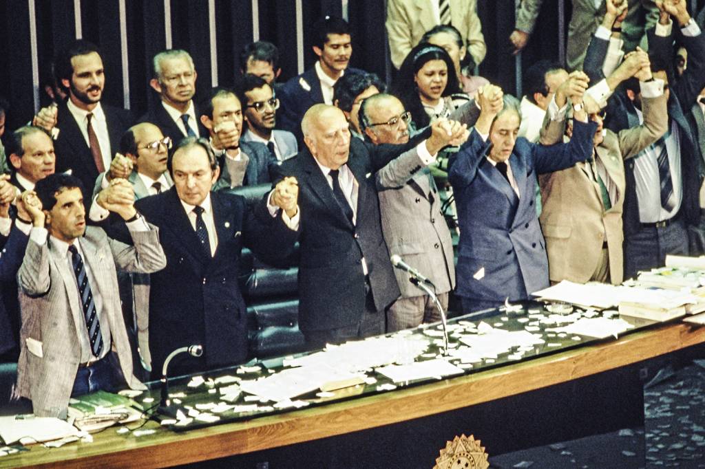 ENGESSADOS - Ulysses Guimarães, no centro, comemora a aprovação da Constituição de 1988: restrições fiscais impedem resposta à pandemia