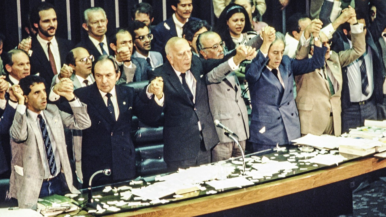 Ulysses Guimarães, no centro, comemora a aprovação da Constituição de 1988