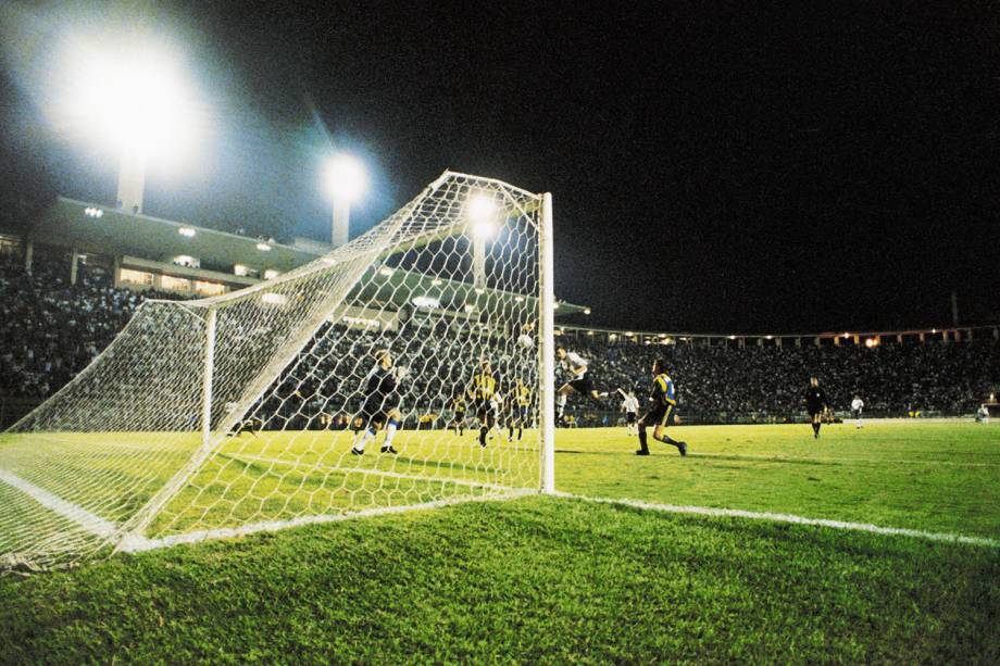 Gol de Luizão, do Corinthians, no jogo contra o Rosário Central, em 2000