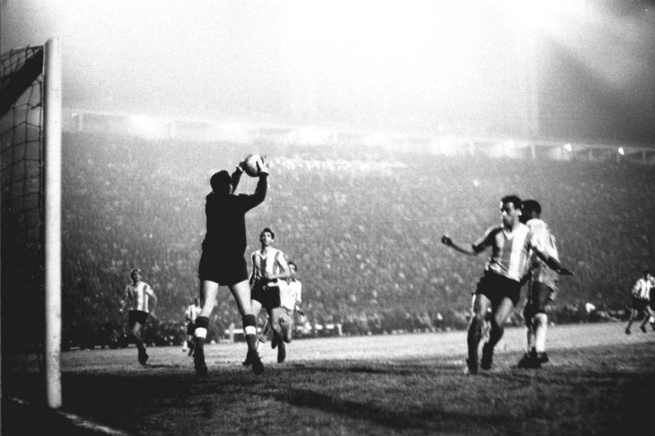 Lance do jogo do Brasil contra a Argentina, Taça das Nações, em 1964