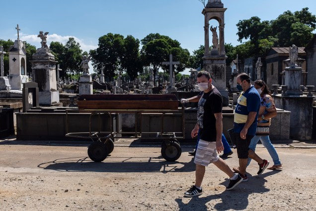 Em família: parentes de Carlos César Fernandes Brito, 42 anos, morto por suspeita de coronavírus, acompanham seu enterro no Cemitério do Caju, no Rio de Janeiro