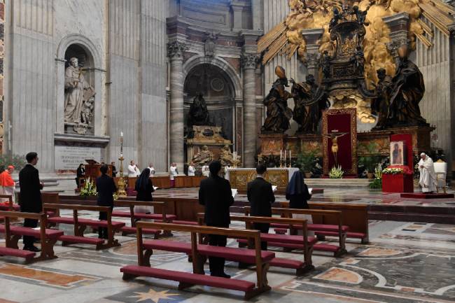 Papa Francisco reza missa de Páscoa na Basílica de São Pedro, em meio à pandemia de coronavírus