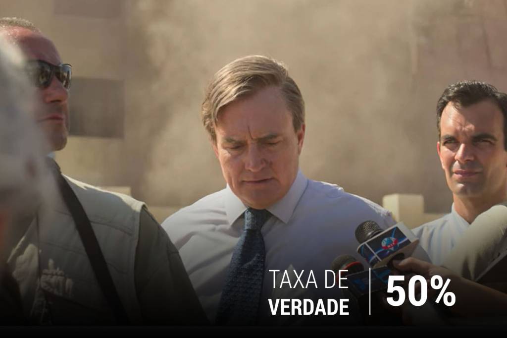 Paul Bremer (Bradley Whitford) em conversa com repórteres no local do bombardeio