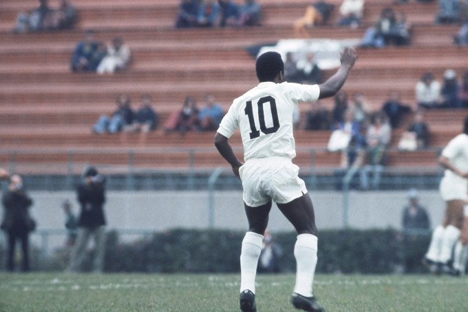 Pelé, do Santos, durante jogo no Pacaembú.