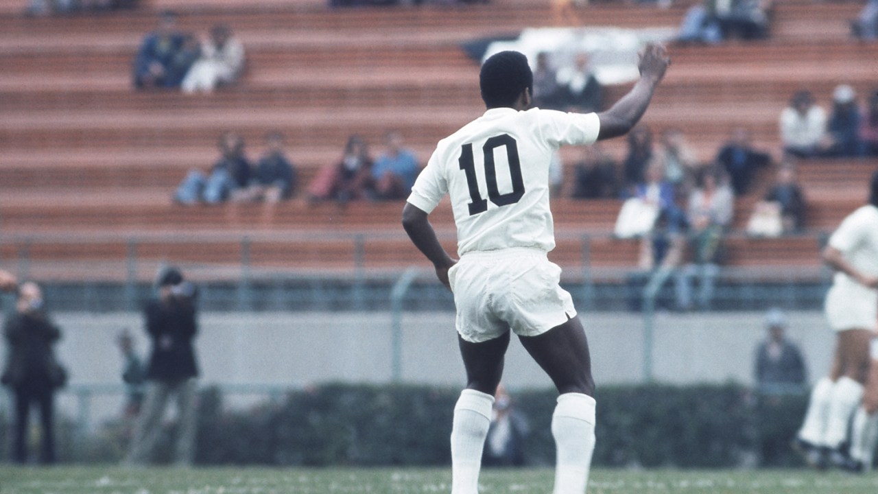 Pelé e a imortal camisa 10 do Santos -
