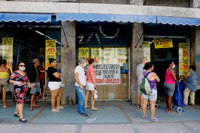 Filas se formam em frente a bancos e supermercados no Flamengo, zona sul da cidade.