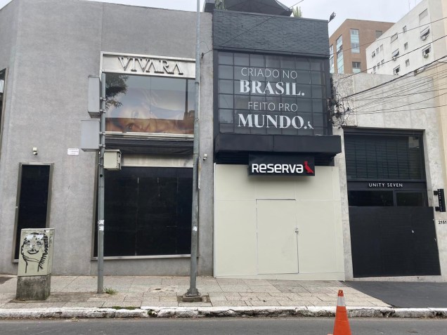 Tapumes nas fachadas da Vivara, Reserva e Unit Seven, na Rua Oscar Freire: medida para evitar saques durante a quarentena