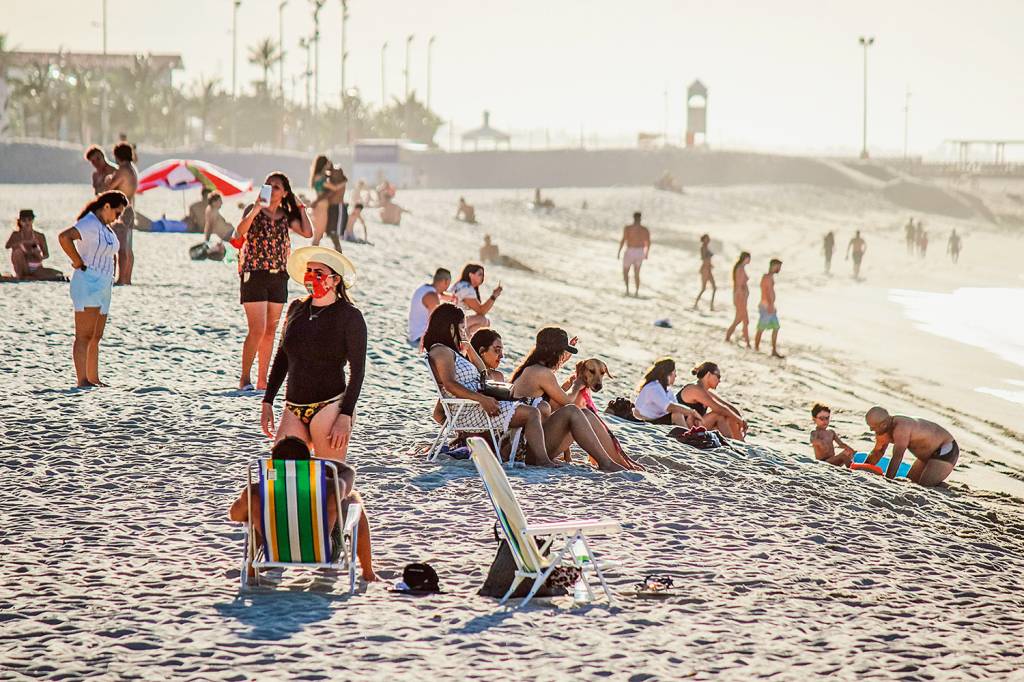 SEM PREOCUPAÇÃO - Fortaleza: banhistas aproveitam a praia mesmo em meio à escalada da doença na cidade