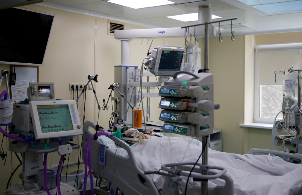 Um paciente com Covid-19 é é tratado em UTI do Centro ECMO em um