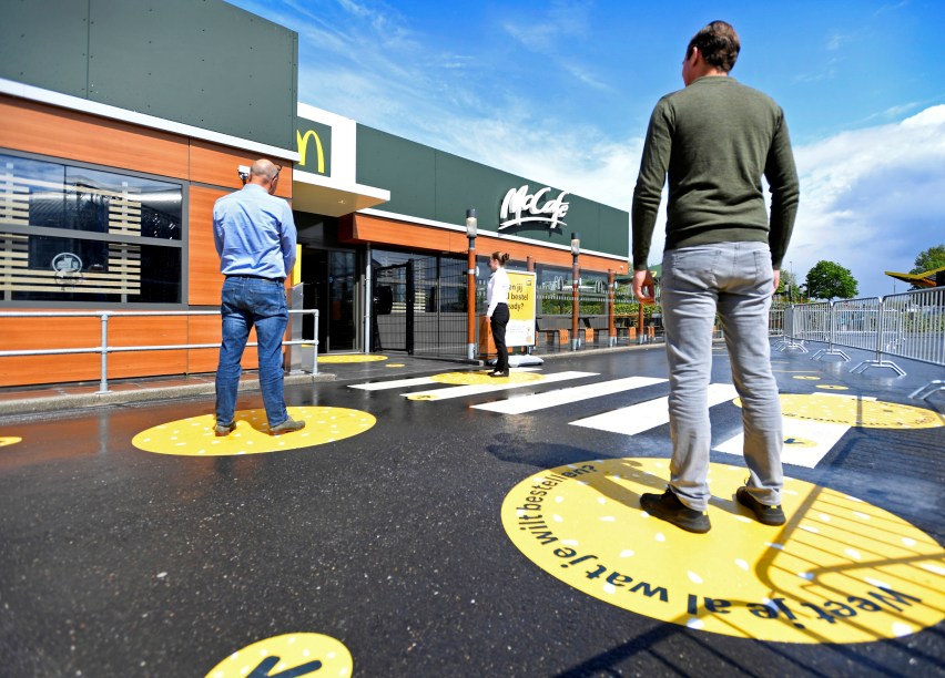 Um McDonald's em Arnhem, na Holanda, fez demarcações no chão para sinalizar onde os clientes devem esperar, de forma a manter uma distância segura entre si.