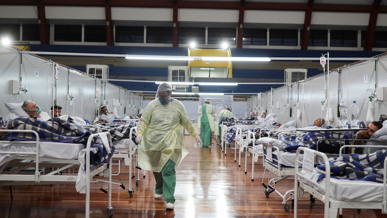 Pacientes com Covid-19 internados no hospital de campanha de Santo André (SP)