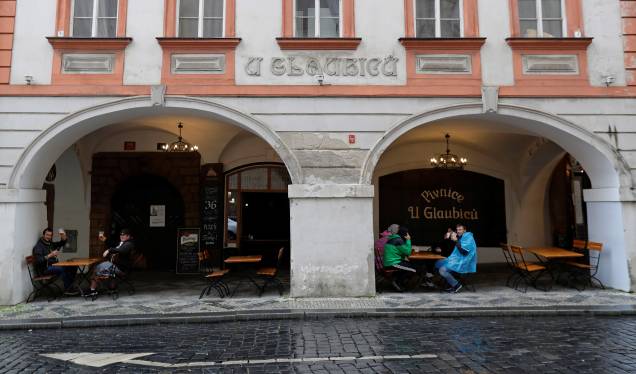 O governo da República Tcheca permitiu a reabertura de restaurantes com áreas externas em meio ao surto da doença por coronavírus.