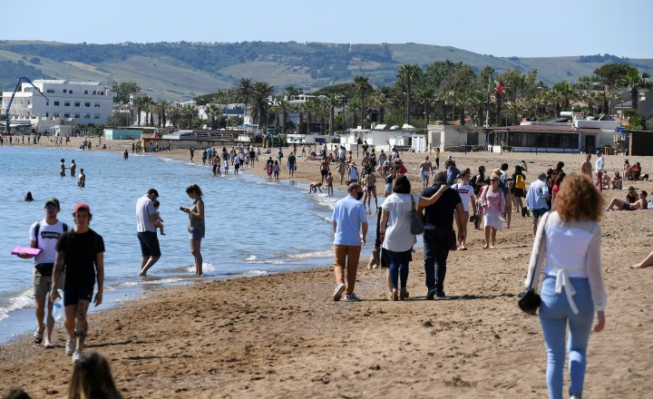 A ameaça do vírus corona fecha praias e locais públicos em muitos