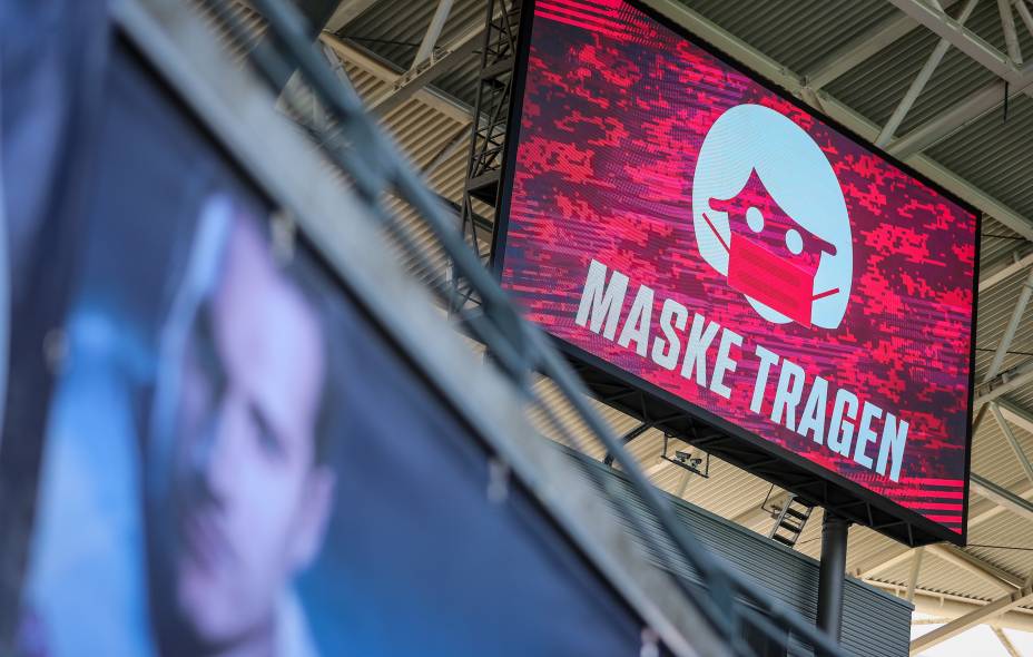 O telão do estádio do Red Bull Leipzig traz a mensagem: "Use Máscara"
