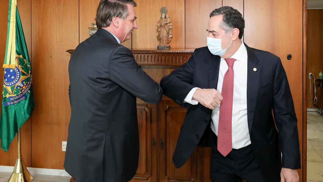 O presidente Jair Bolsonaro e o ex-presidente do Tribunal Superior Eleitoral (TSE) ministro Luís Roberto Barroso