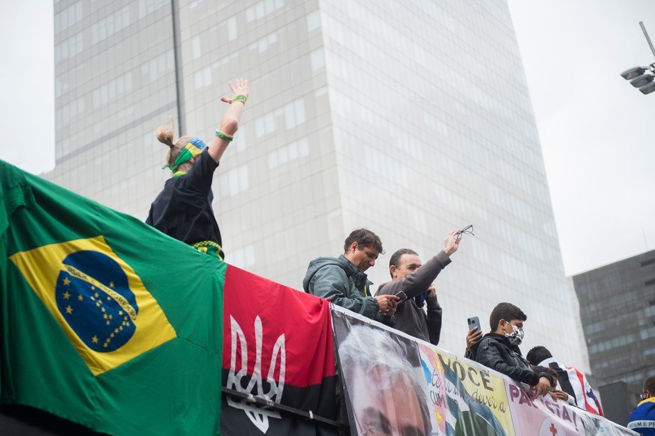 Manifestantes bolsonaristas em protesto contra o STF, João Doria, Rodrigo Maia e as medidas de isolamento social, na Av. Paulista