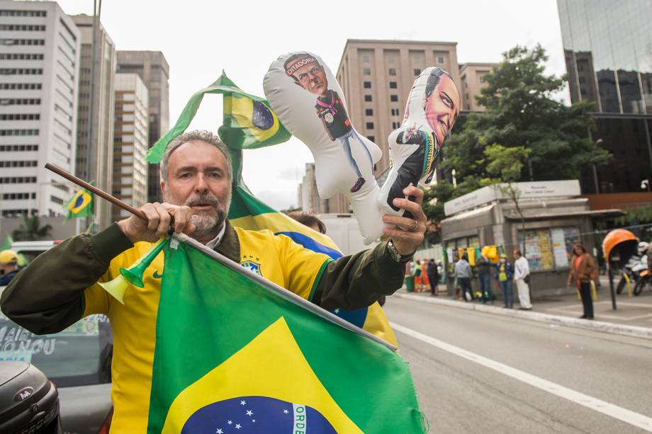 Manifestantes bolsonaristas em protesto contra o STF, João Doria, Rodrigo Maia e as medidas de isolamento social, na Av. Paulista