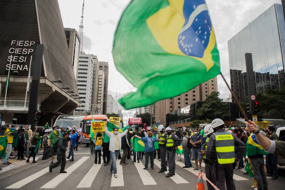 Manifestantes bolsonaristas em protesto contra o STF, João Doria, Rodrigo Maia e as medidas de isolamento social, na Av. Paulista
