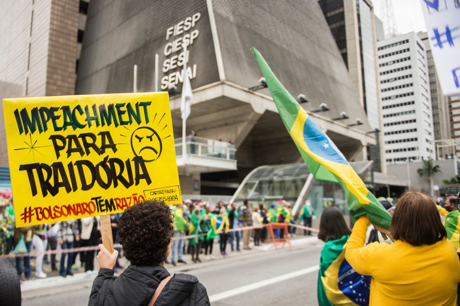 Manifestantes bolsonaristas em protesto contra o STF, João Doria, Rodrigo Maia e as medidas de isolamento social, na Av. Paulista