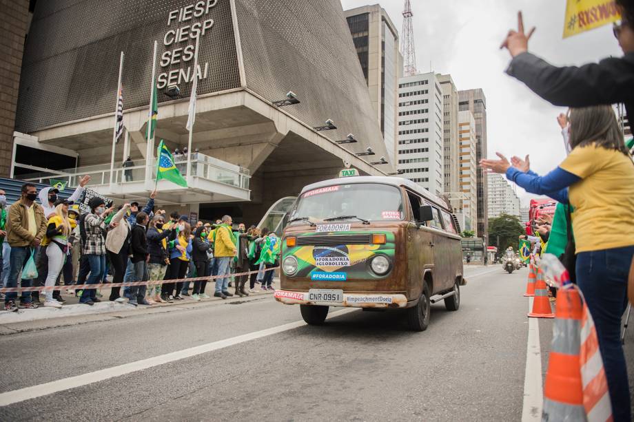 Manifestantes bolsonaristas em protesto contra o STF, João Doria, Rodrigo Maia e as medidas de isolamento social, na Av. Paulista