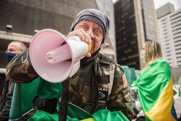 Manifestantes bolsonaristas em protesto contra o STF, João Doria, Rodrigo Maia e as medidas de isolamento social, na Av. Paulista