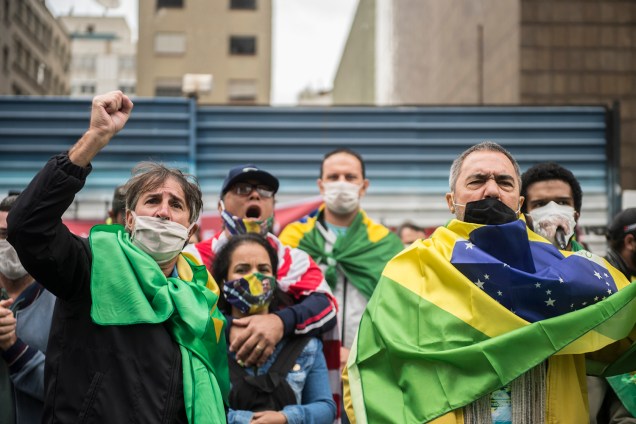 Manifestantes bolsonaristas em protesto contra o STF, João Doria, Rodrigo Maia e as medidas de isolamento social, na Av. Paulista